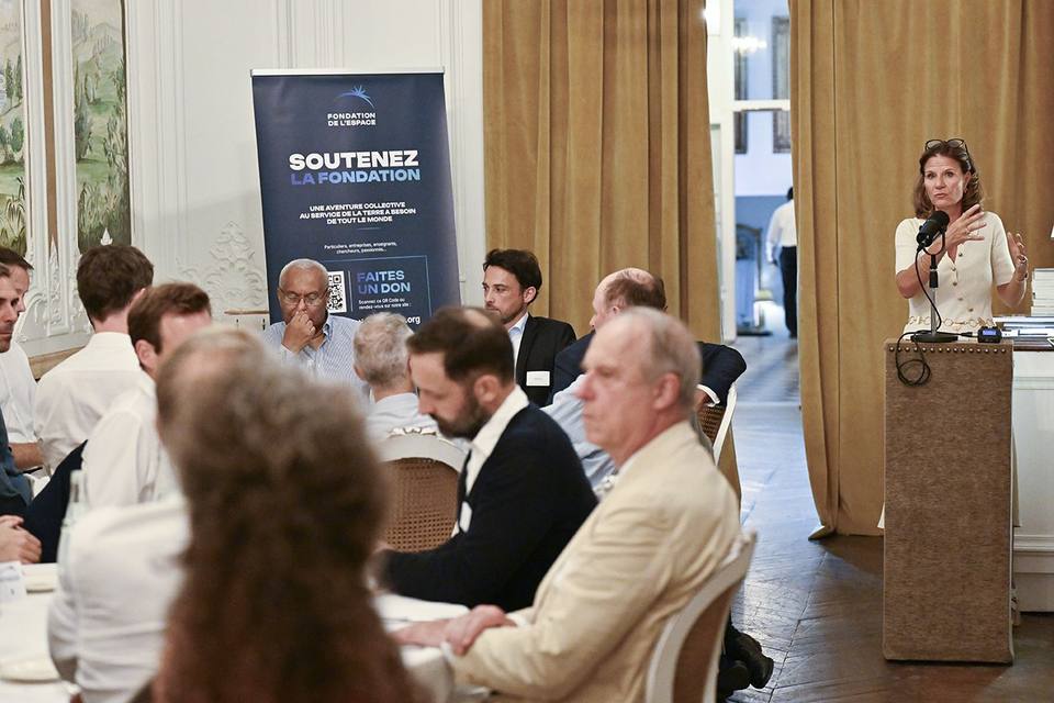 Kakémono « Soutenez la Fondation » derrière les convives pendant l'intervention