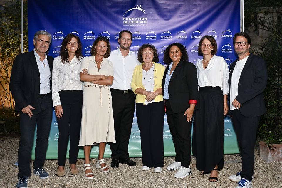 Photo de groupe de huit convives dans le jardin
