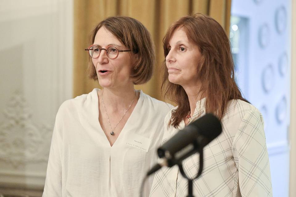 Deux intervenantes s'adressant à la salle depuis le pupitre