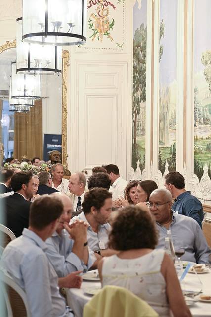 Vue verticale du dîner dans le salon décoré de l'Hôtel Alfred Sommier