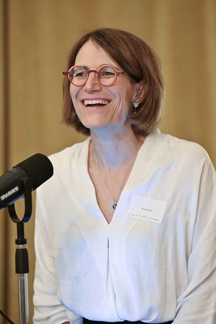 Pascale Alix souriante devant le microphone