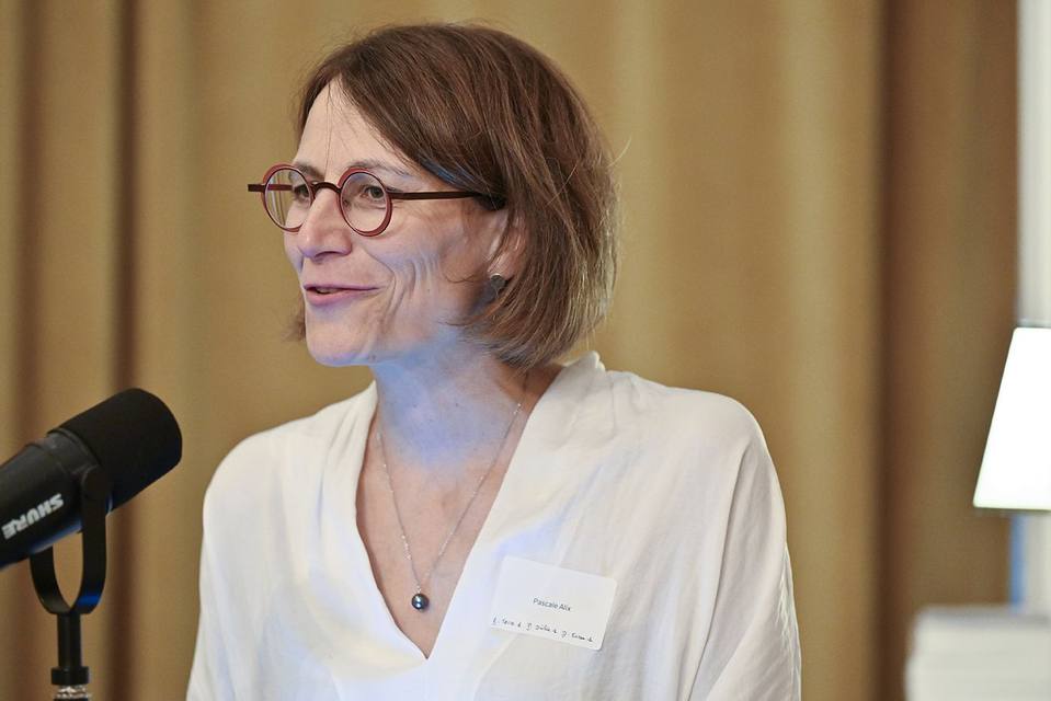 Pascale Alix prenant la parole devant le microphone