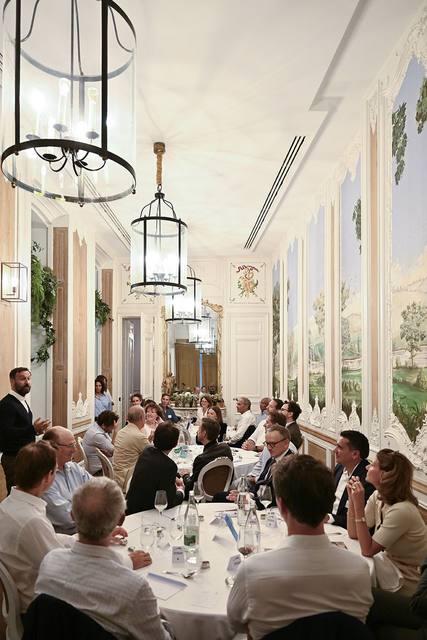 Vue verticale du salon aux grandes lanternes pendant le dîner