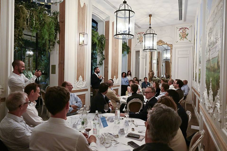 Salon de l'Hôtel Alfred Sommier en fin de dîner, convives tournés vers l'intervenant