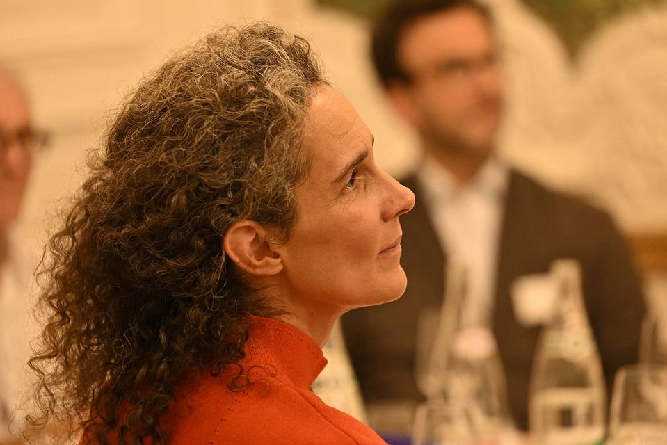 Convive de profil écoutant attentivement une prise de parole