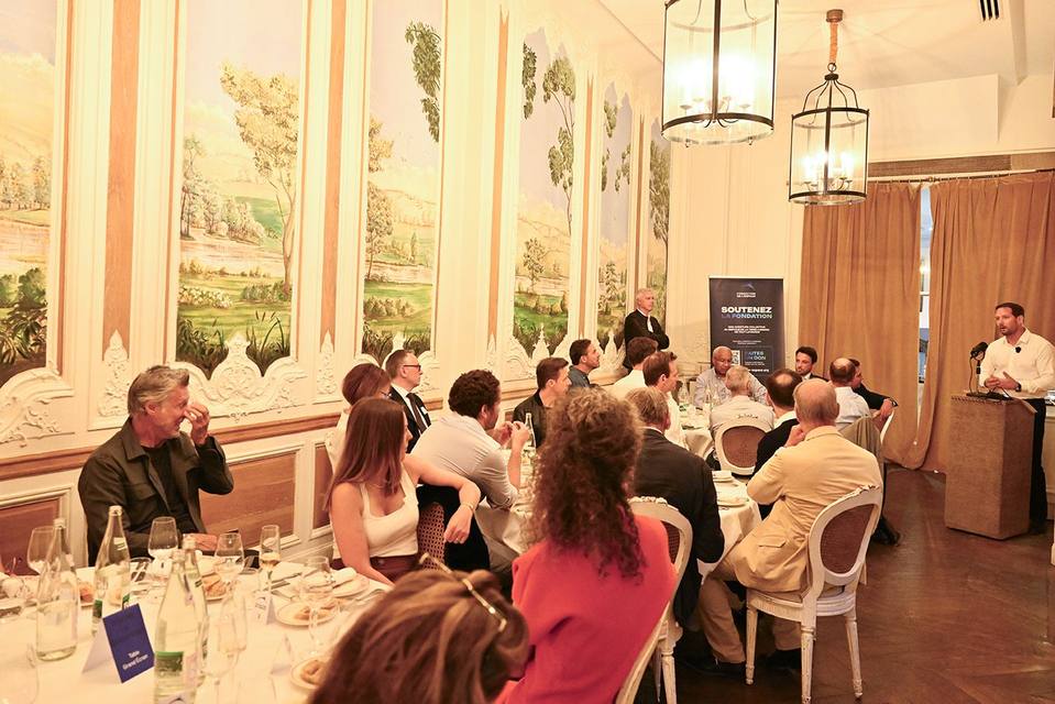 Vue large du dîner pendant une prise de parole au pupitre