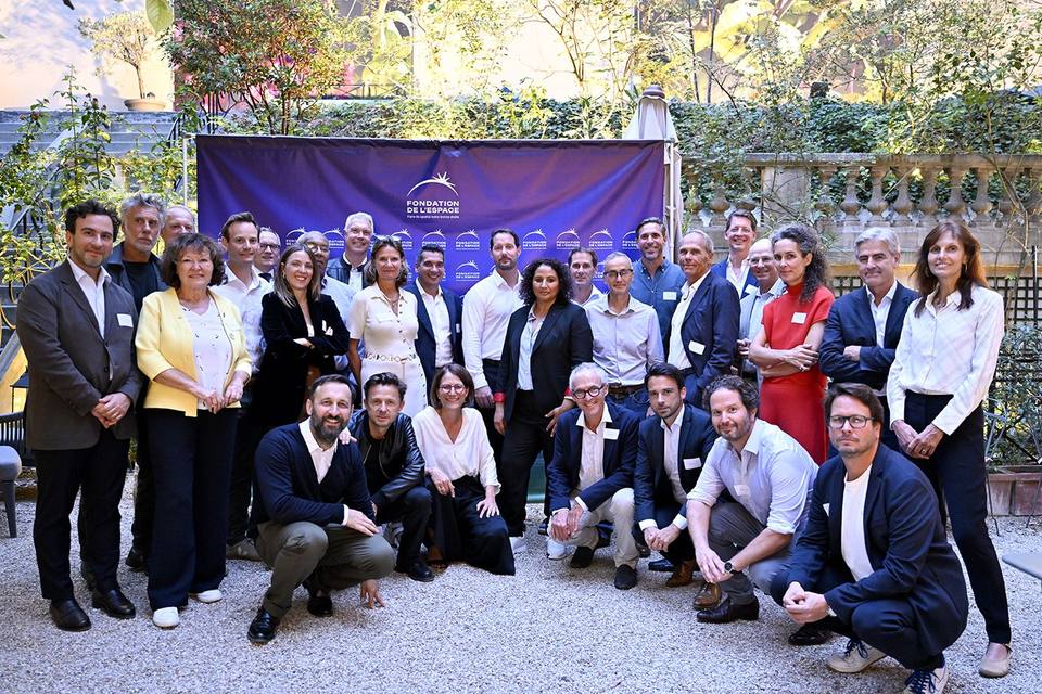 Photo de groupe souriante des convives dans le jardin