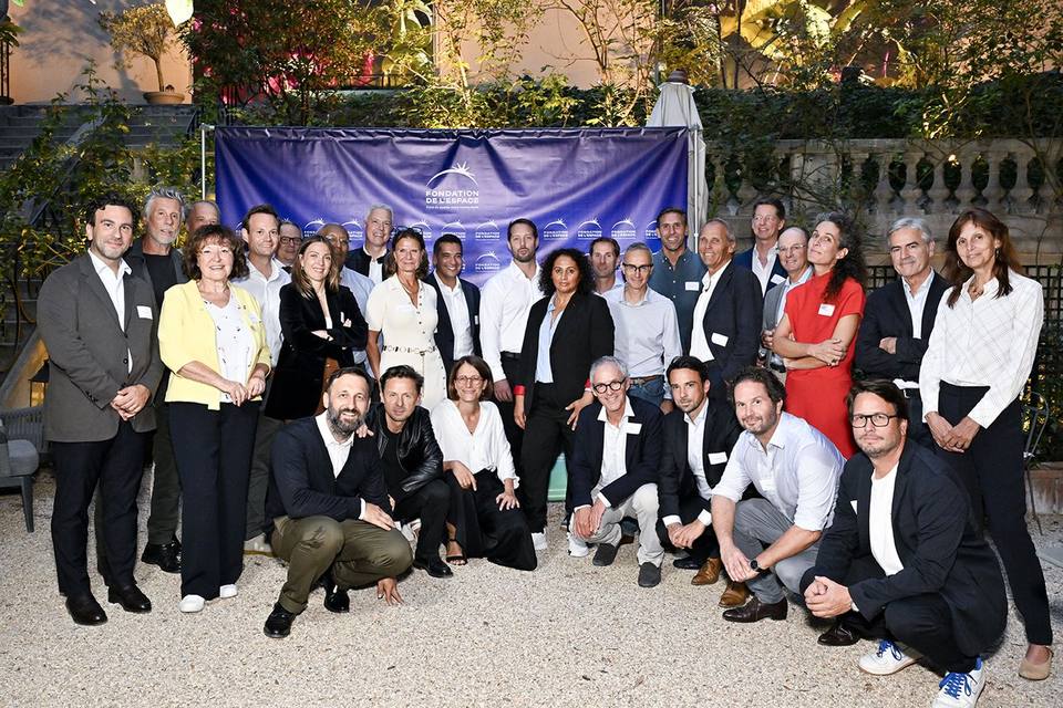 Dernière photo de groupe des convives devant le kakémono